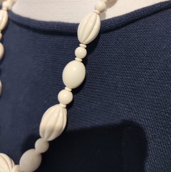 60s Fantastic Plastic Cream Beaded Necklace | Vintage - Picture 3 of 10